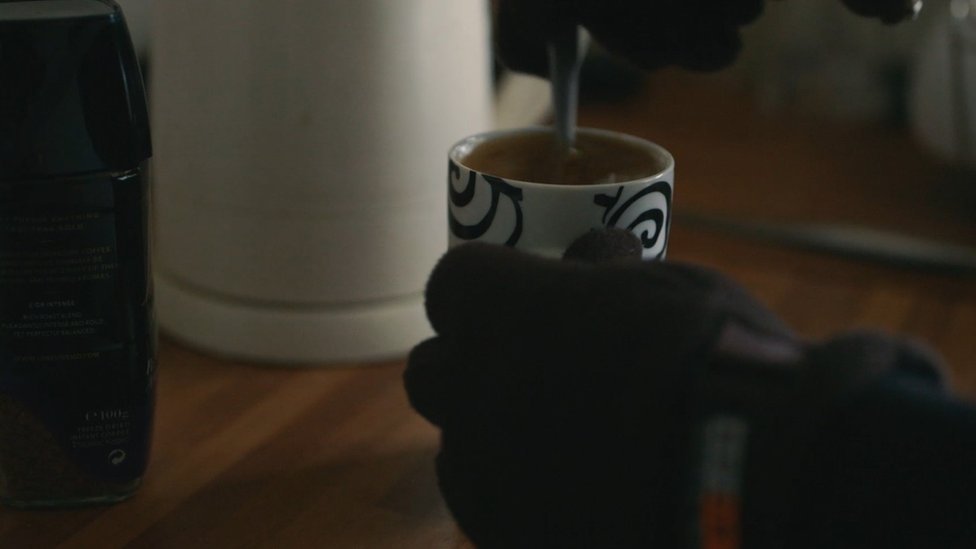 Dylan asegura que las microdosis le permiten concentrarse más y hacer su trabajo mejor, aunque admite que un día tuvo un viaje de ácido mientras trabajaba. Dylan haciéndose una taza de té