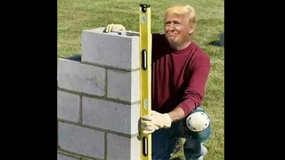 Фотошоп изображение Дональда Трампа, строящего стену