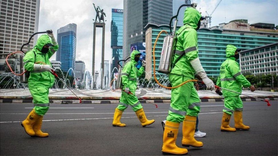 Pemprov DKI Jakarta melakukan penyemprotan fasilitas umum menggunakan cairan disinfektan di lima wilayah DKI Jakarta untuk mencegah penyebaran virus corona.