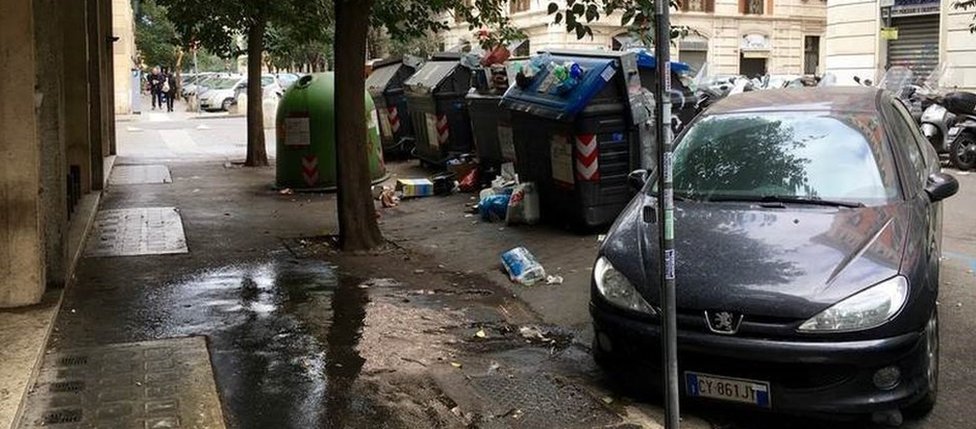 Los contenedores de basura en el barrio de Prati, cerca del Vaticano. Barrio Prati.
