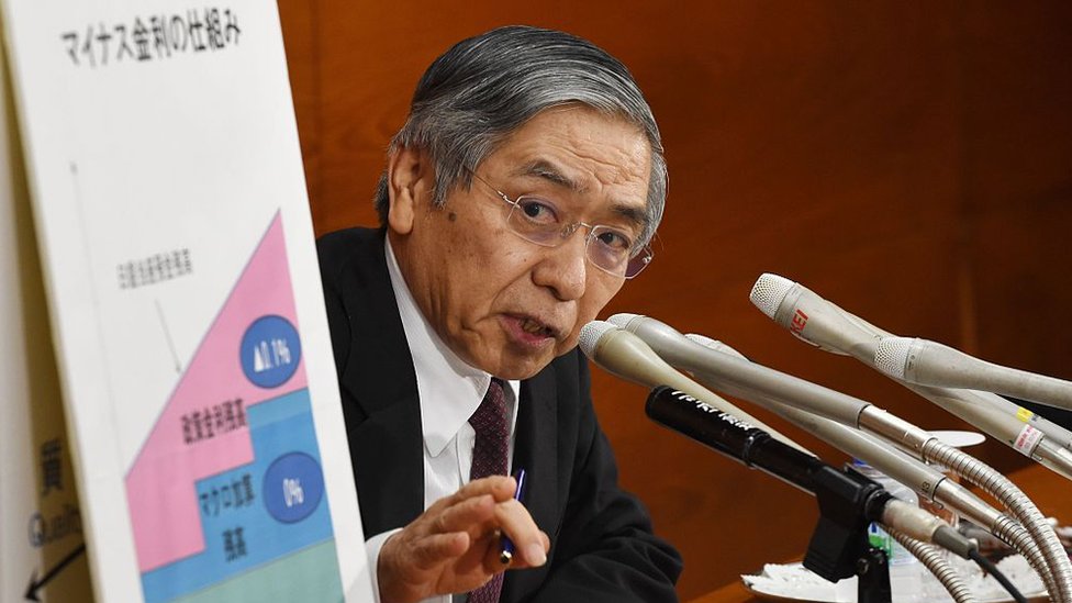 El gobernador del Banco Central de Japón expone unos datos en una conferencia