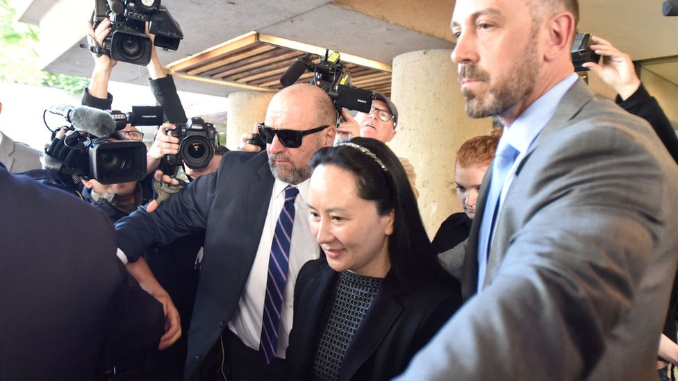 Финансовый директор Huawei Мэн Ваньчжоу покидает Верховный суд Британской Колумбии в Ванкувере 8 мая 2019 г.