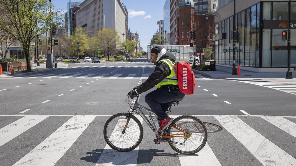 Специалист по доставке Grubhub Тайи Эванс доставляет велосипеды по пустым улицам Вашингтона, округ Колумбия, США, 02 апреля 2020 г.