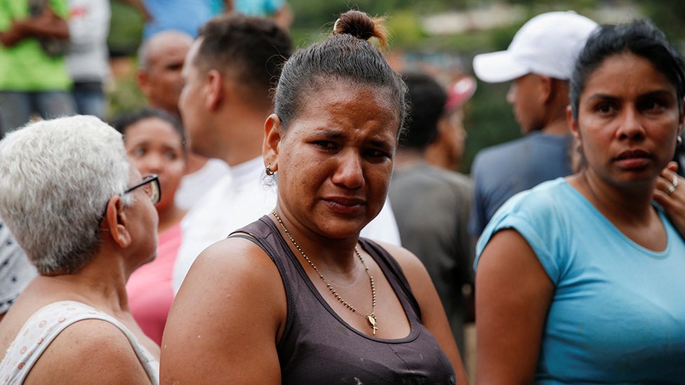 Una mujer llora en Las Tejerías, Venezuela