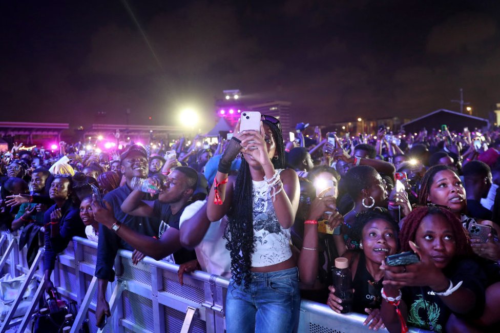 24 سبتمبر/أيلول: شاهد الجمهور أداء ستورمزي على خشبة المسرح خلال مهرجانغلوبال سيتيزن 2022 يوم 24 سبتمبر/أيلول 2022 في أكرا، غانا