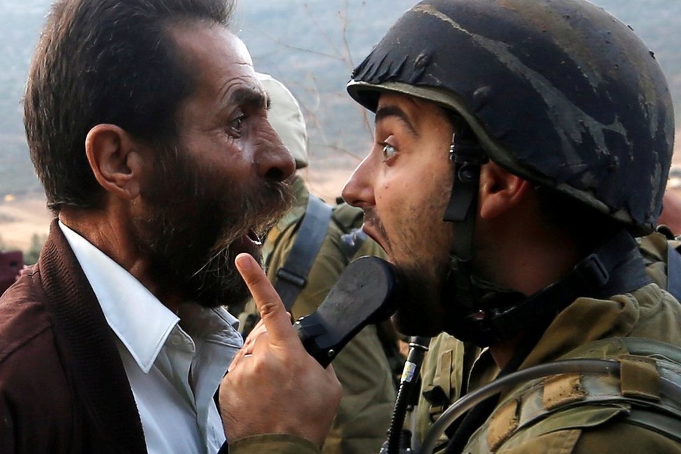一名巴勒斯坦男子與一名以色列士兵在爭吵。