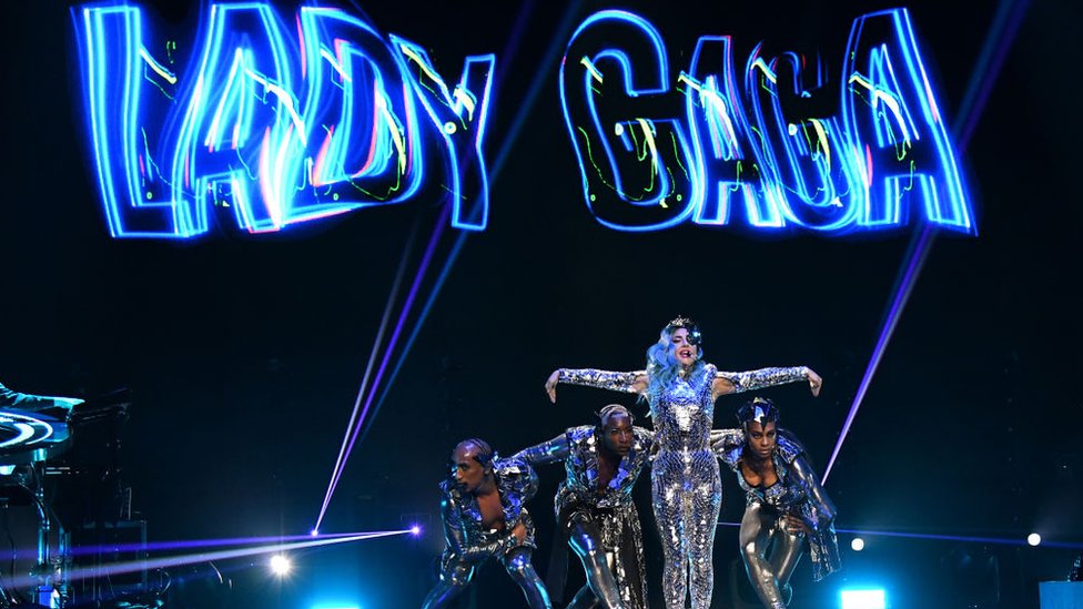 Леди Гага выступает на сцене AT&T TV Super Saturday Night в Meridian at Island Gardens 1 февраля 2020 года в Майами.