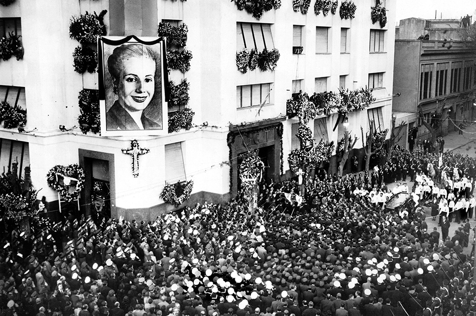 El momento en el que el féretro de Eva Perón arribó al edificio de la CGT, en Buenos Aires.