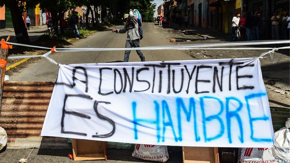 26 июля 2017 года в районе Петаре в Каракасе был виден баннер, размещенный антиправительственными активистами против Учредительного собрания президента Николаса Мадуро с надписью «Учредитель означает голод».