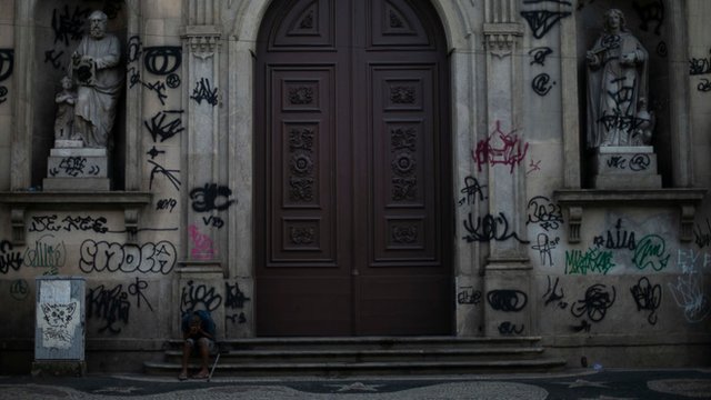 أحد المشردين على باب إحدى الكنائس في ريو دي جانيرو، البرازيل
