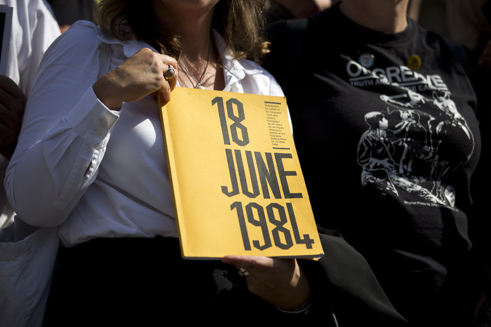 Протестующий держит карточку с надписью «18 июня 1984»