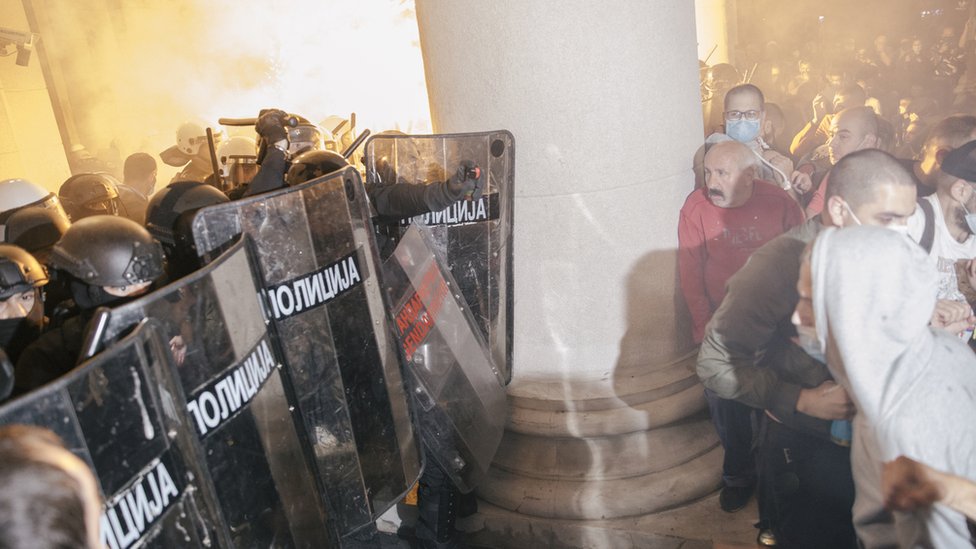 Grupa demonstranata je nekoliko puta ušla u zgradu Skupštine, odakle ju je izbacila policija