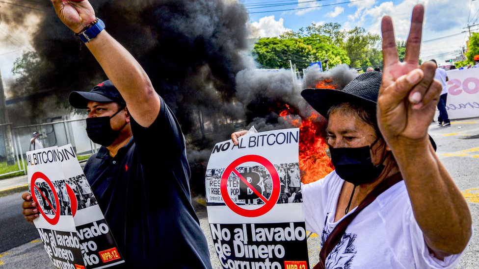 Manifestantes contra el bitcoin en El Salvador.