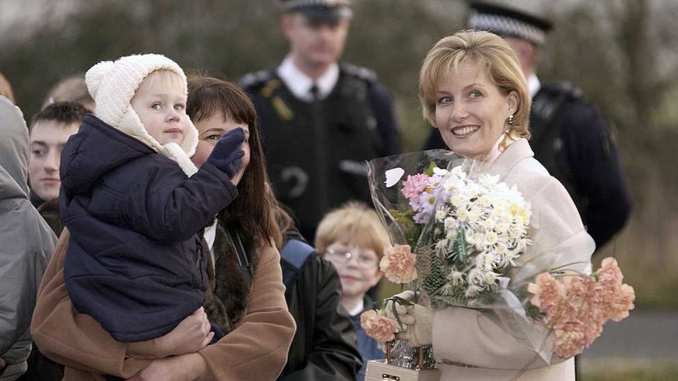 La esposa del príncipe Eduardo en su primer acto oficial tras ser intervenida por un embarazo ectópico en 2002