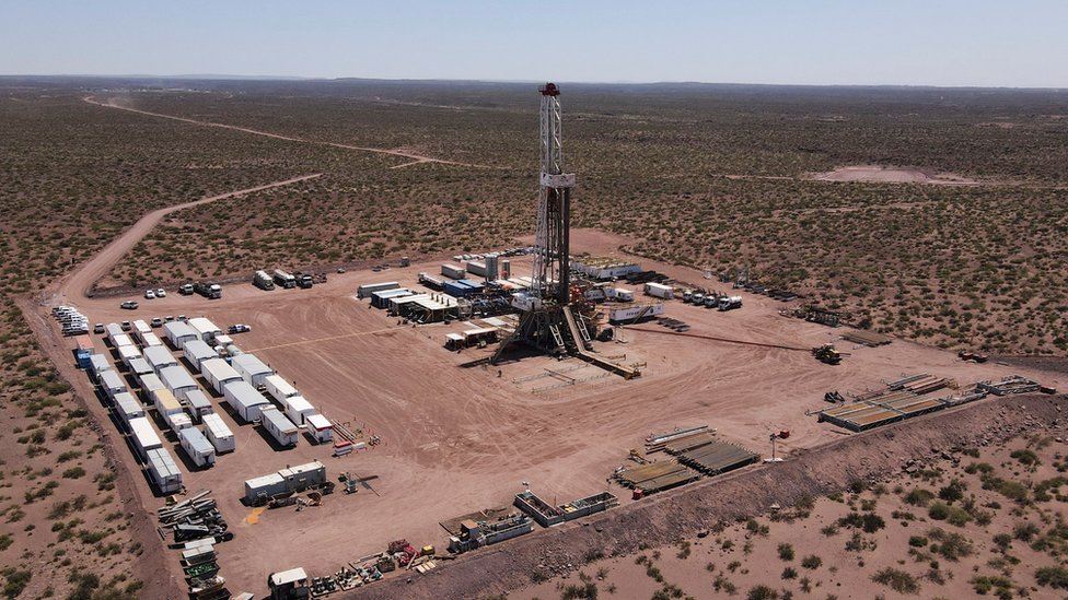 Plataforma de perfuração de petróleo e gás de xisto de Vaca Muerta, na província patagônica de Neuquen, na Argentina