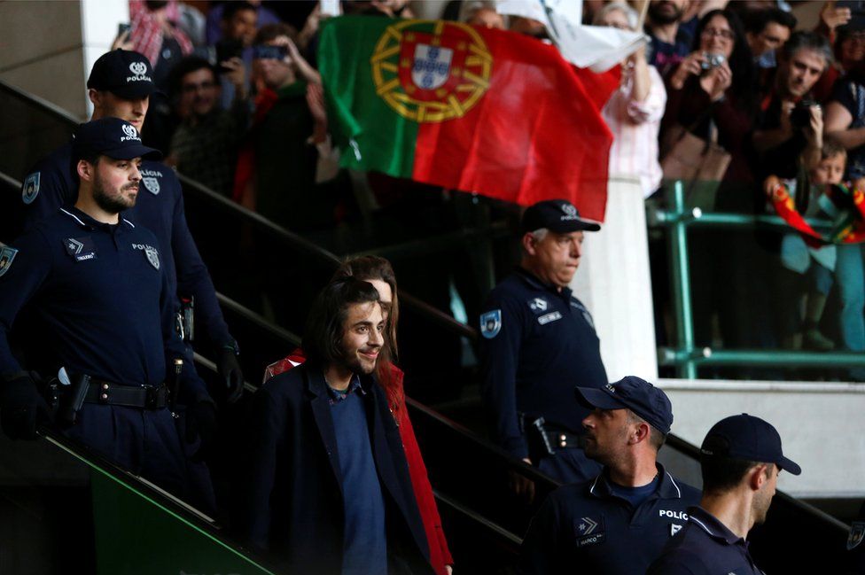 El cantante fue recibido por centenares de fanáticos cuando arribó en su ciudad natal, Lisboa. Sobral llega a Lisboa.