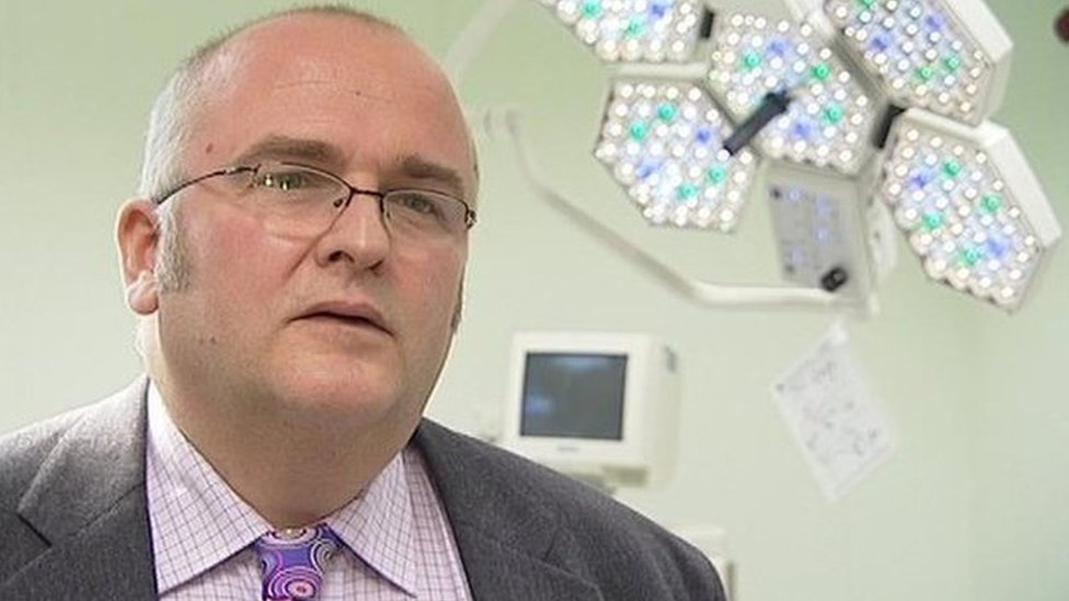 Liver branding' surgeon Simon Bramhall suspended - BBC News