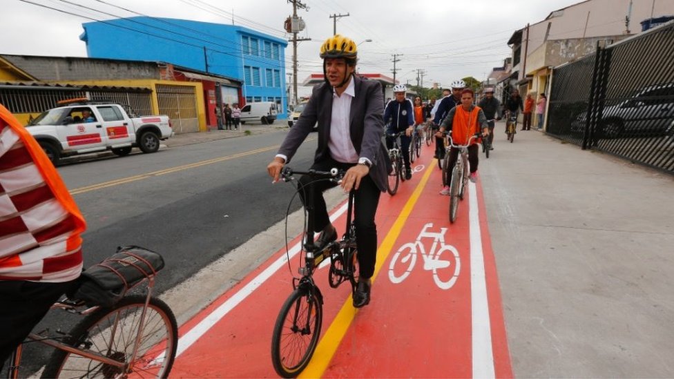 Fernando Haddad pedalando em ciclovia durante sua gestão na Prefeitura de São Paulo