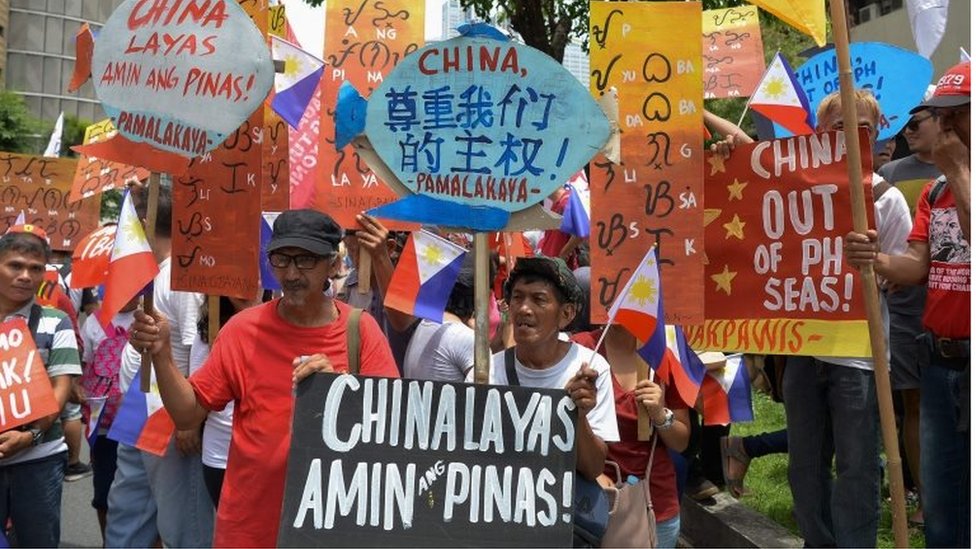 在菲律賓的獨立日（12日）當天，數百名左派示威者譴責了中國對南海大部分的領土主張。但是反對中國的各種團體對是否應該依靠美國來遏制日益強勢的中國意見不一。