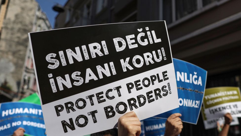 Protesta frente a la embajada griega en Estambul contra la tragedia en la costa