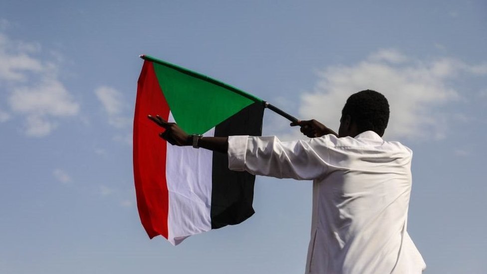 متظاهر في السودان