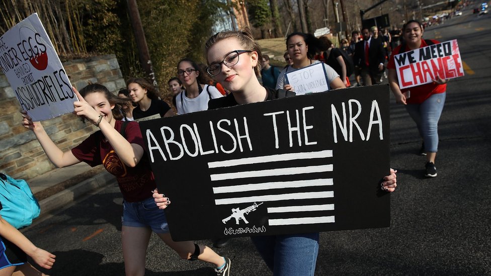Учащиеся средней школы Монтгомери Блэр маршируют по Коулсвилл-роуд в поддержку закона об оружейной реформе 21 февраля 2018 года в Силвер-Спринг, штат Мэриленд.
