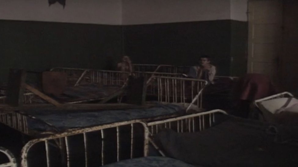 "Viven en habitaciones oscuras y sucias, con excrementos por todas partes" contaba un reporte de la BBC de 1990.