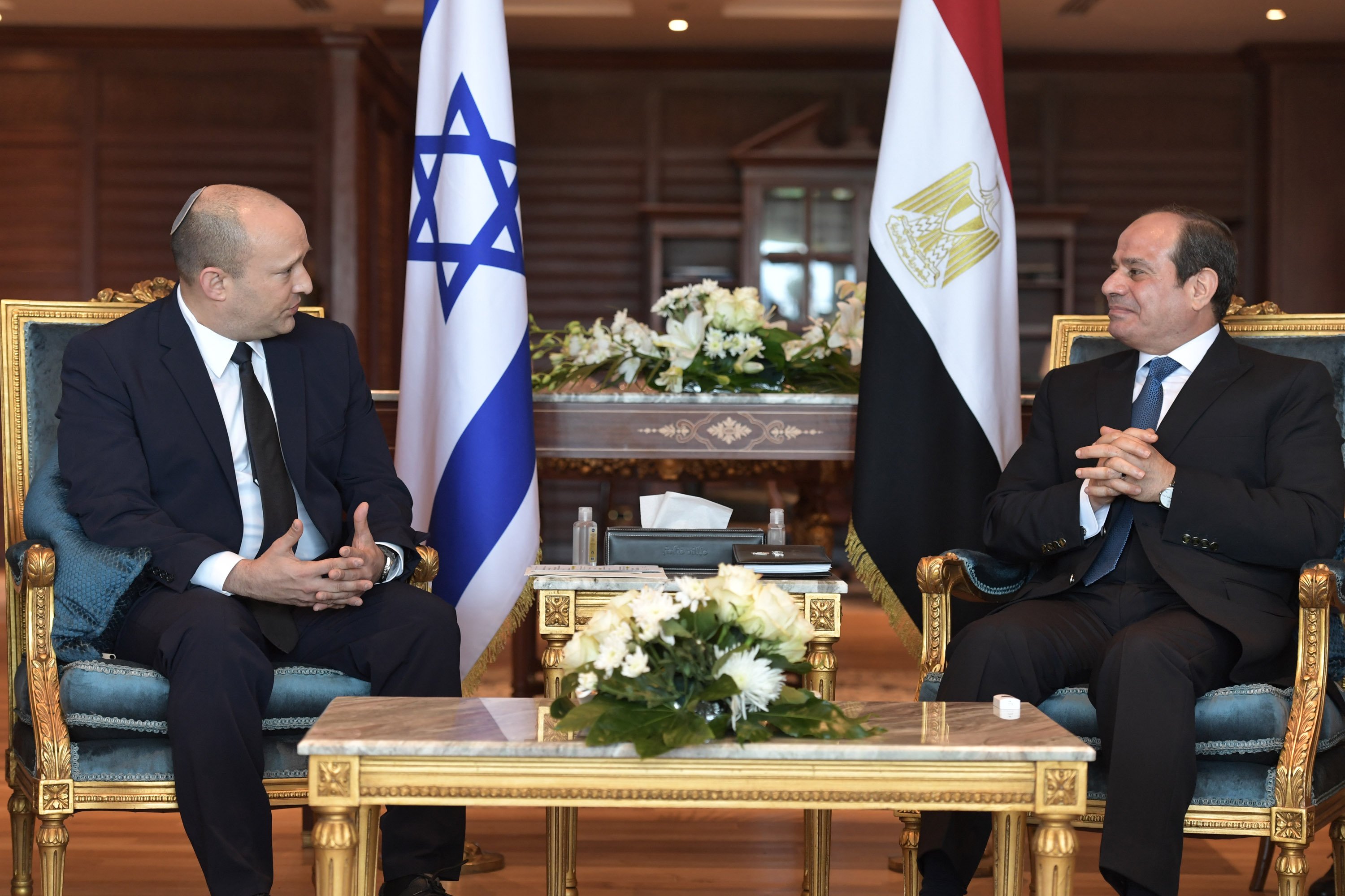 رئيس الوزراء الإسرائيلي نفتالي بينيت والرئيس المصري عبد الفتاح السيسي