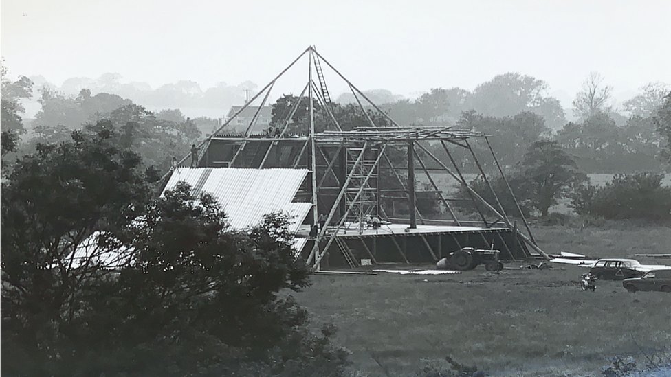Строящаяся сцена "Пирамида" в 1981 году