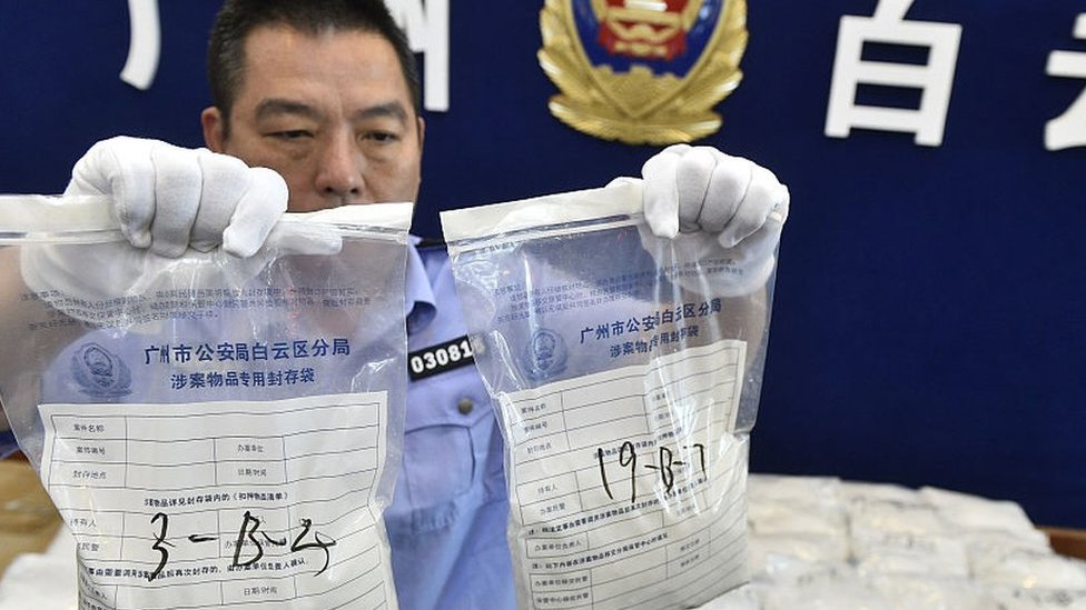 Полицейский показывает изъятый ??кристаллический метамфетамин 18 мая 2016 года в Гуанчжоу, провинция Гуандун, Китай.