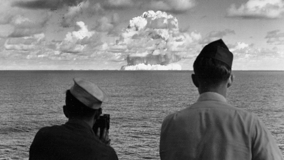 Oficiales navales de Estados Unidos observan una prueba nuclear en los años 50