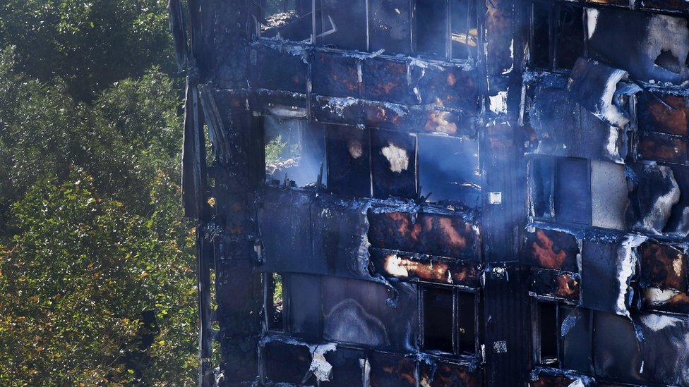 El costado norte y oeste de la torre fueron los que resultaron más severamente dañados por las llamas. Una sección incendiada del edificio