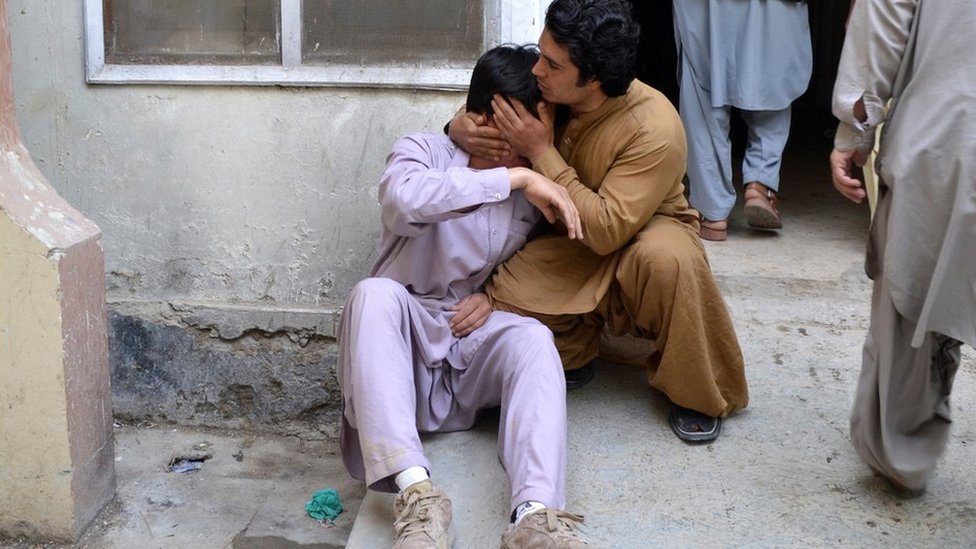 Мужчины скорбят в Кветте после нападения 12 апреля