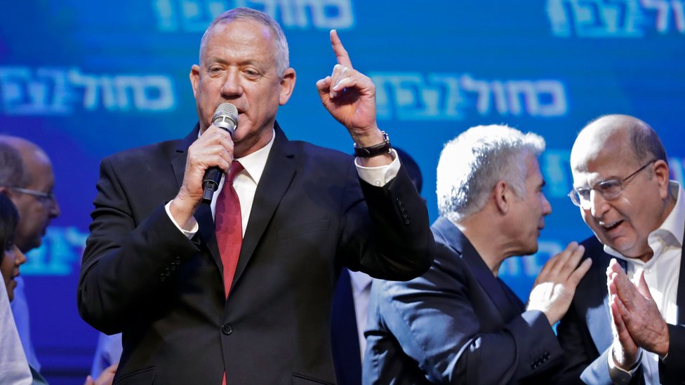 Бенни Ганц обращается к сторонникам на митинге после выборов в Тель-Авиве 17 сентября 2019 года