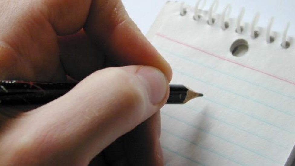 El menor recién concluyó la secundaria. Generic image of person holding pencil over paper