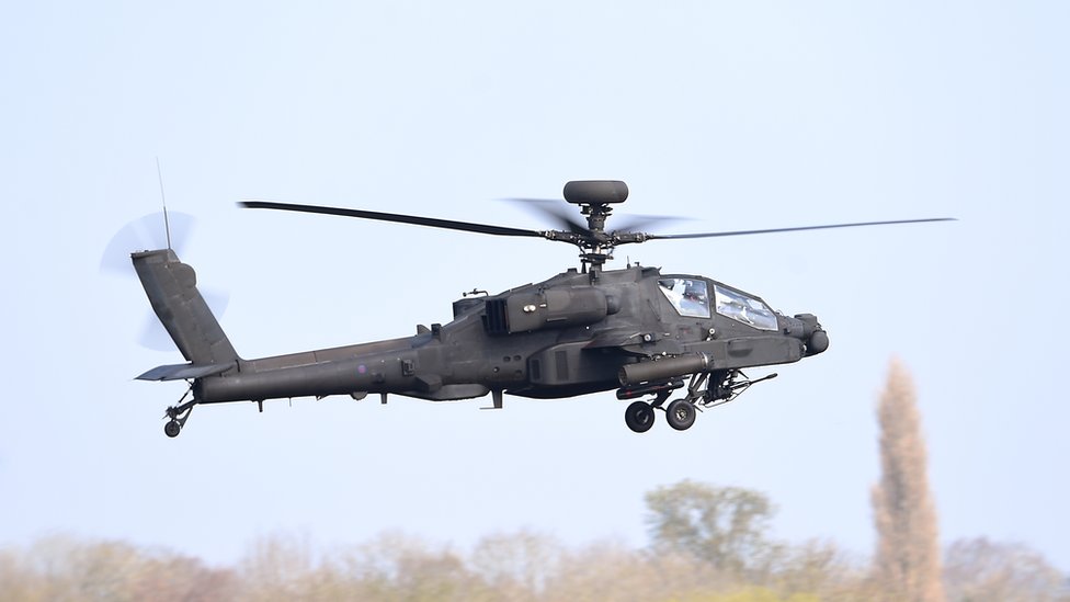 Вертолет Apache взлетает с аэродрома Уоттишем в Саффолке