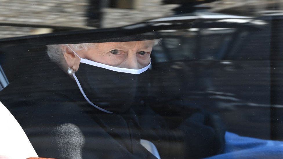 La reina Isabel II marchando junto al cortejo fúnebre de su marido el príncipe Felipe.