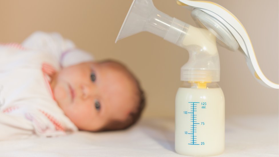 La empresa estadounidense Zillow paga el transporte de la leche materna de sus empleadas cuando trabajan lejos de casa. Un bebé y un biberón.