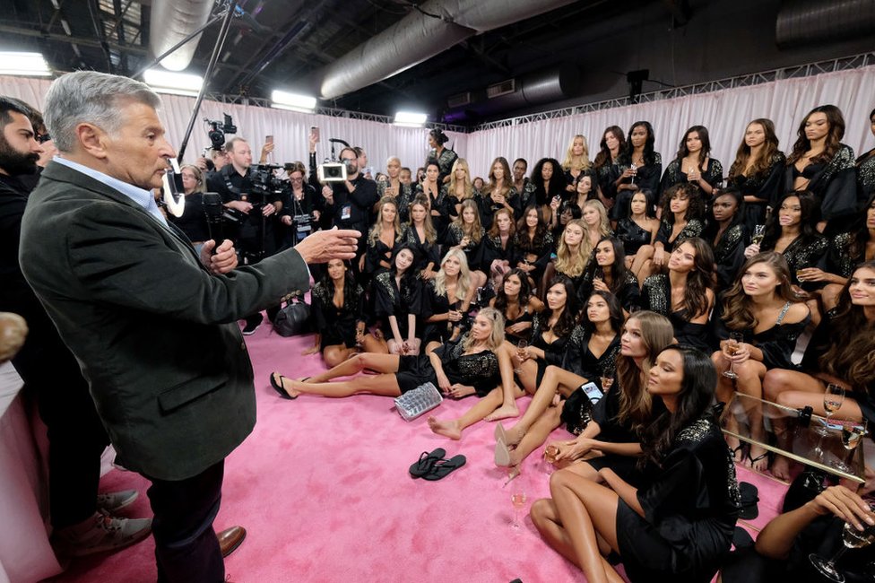 Ed Razek se dirige a las modelos participantes del desfile de Victoria's Secret en Nueva York en 2018.