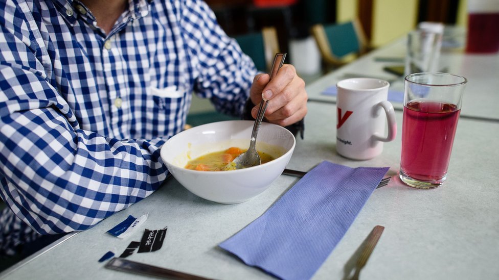 Algunos estudios sugieren que una situación sostenida de pobreza acelera el envejecimiento cerebral. Comedor
