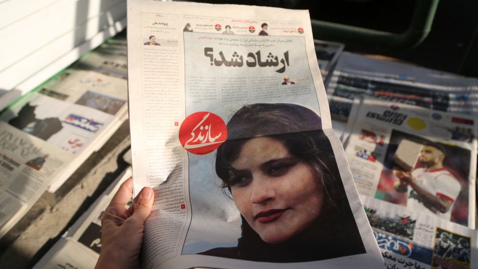 صورة للشابة المتوفاة مهسا أميني على أغلفة الجرائد الإيرانية