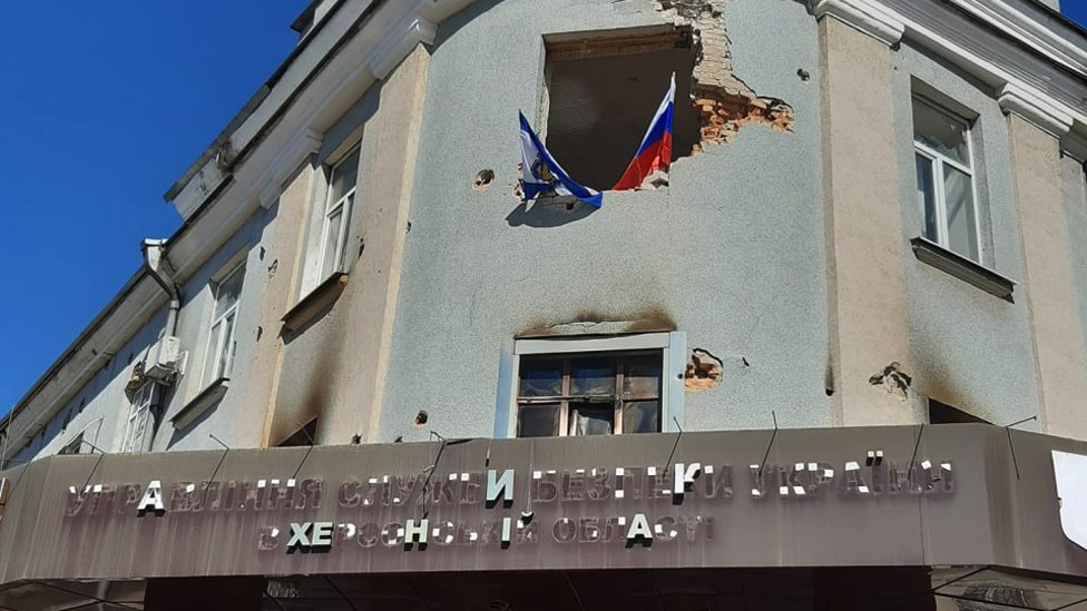 Ruska zastava na zgradi u Hersonu