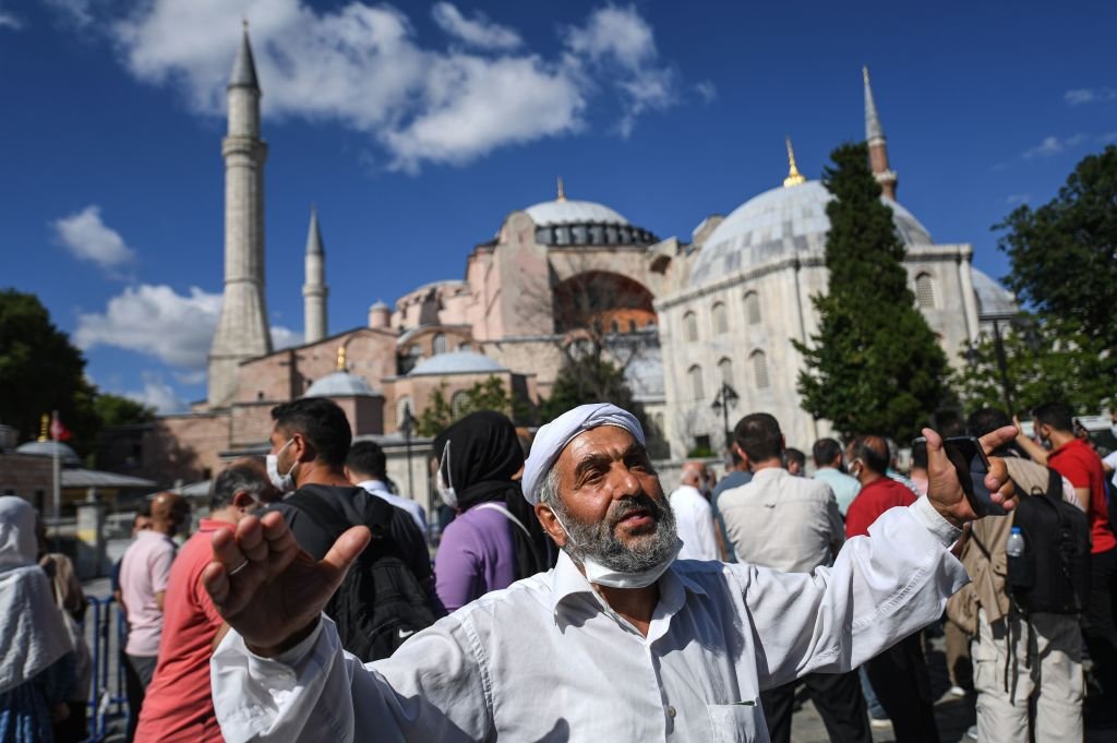 Musulmanes celebran la decisión del tribunal de reconvertir Santa Sofía en Mezquita
