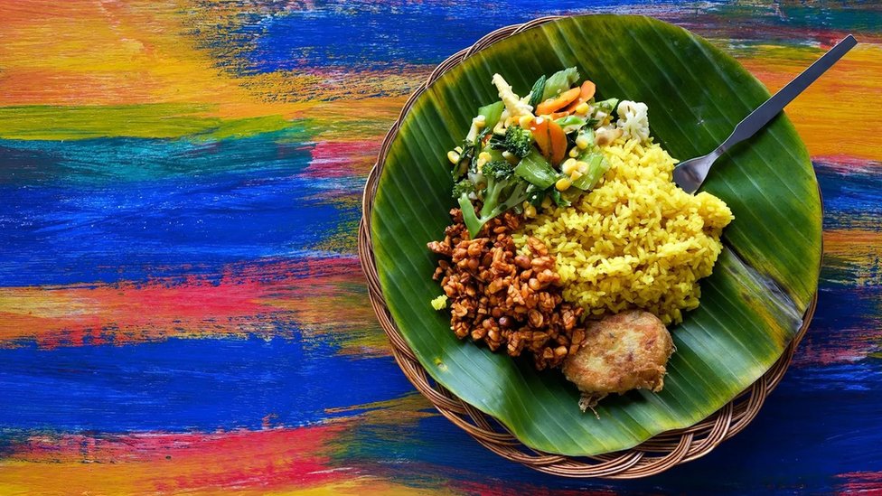 Veganski tanjir indijske hrane sadrži različite ukuse
