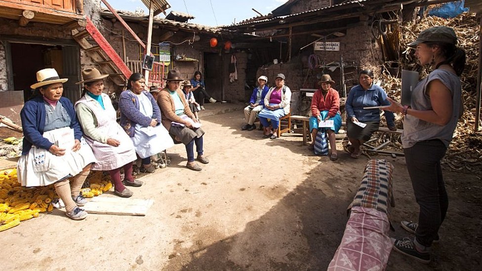 El equipo de Quipu está recolectando testimonios en la selva amazónica y con comunidades andinas. Mujer del proyecto Quipu conversando con otras mujeres