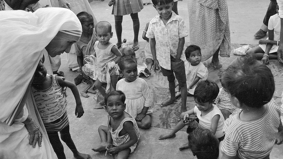 Мать Тереза ??разговаривает с сиротами и благословляет их в своем Sishu Bhavan (Детском доме) в Калькутте, Индия