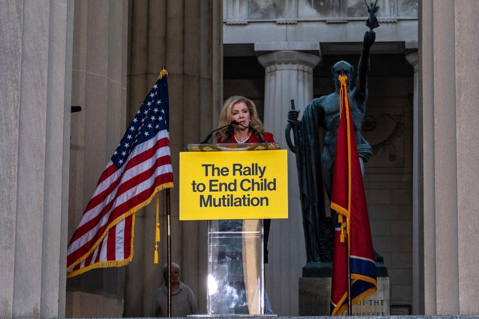 A senadora republicana Marsha Blackburn fala durante uma manifestação contra o cuidado de afirmação de gênero em Nashville, Tennessee, em 21 de outubro de 2022