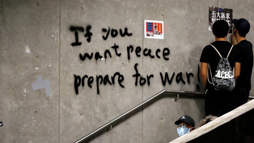 Hong Kong'da duvarda yazılı bir grafiti: "Eğer barış istiyorsanız, savaşa hazırlanın"