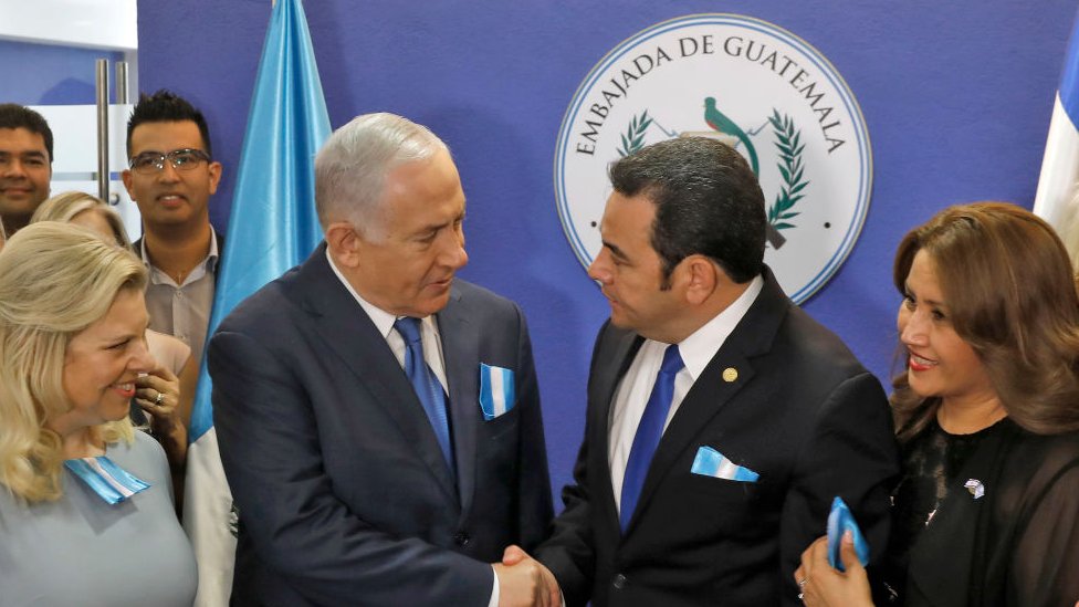 El presidente de Guatemala, Jimmy Morales (der.), y el primer ministro de Israel, Benjamín Netanyahu, durante la inauguración de la embajada guatemalteca en Jerusalén, mayo de 2018