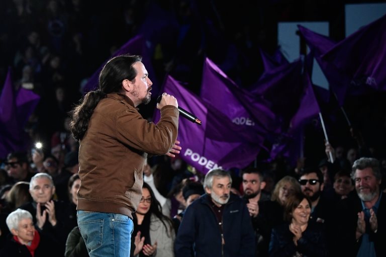 Ekonomik krizin ardından düzenlenen sokak gösterilerini arkasına alarak kurulan Podemos partisinin lideri Pablo Iglesias